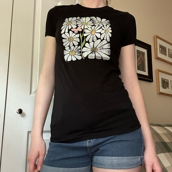 Free State Daisy with Butterfly Tee - Picture 7 of 8